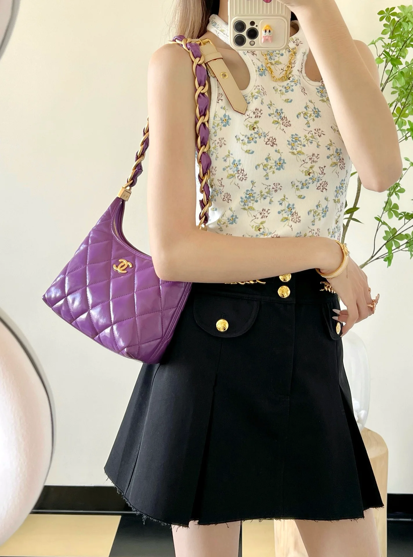 Сумка Chanel 24a Métiers d'Art из глянцевой овечьей кожи, маленькая, фиолетовая.