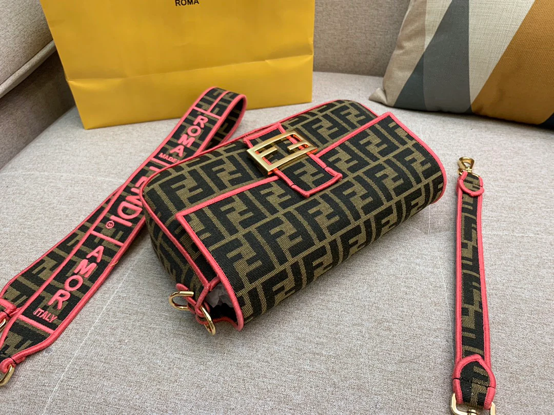 Сумка-багет Fendi Baguette средней длины с монограммой.