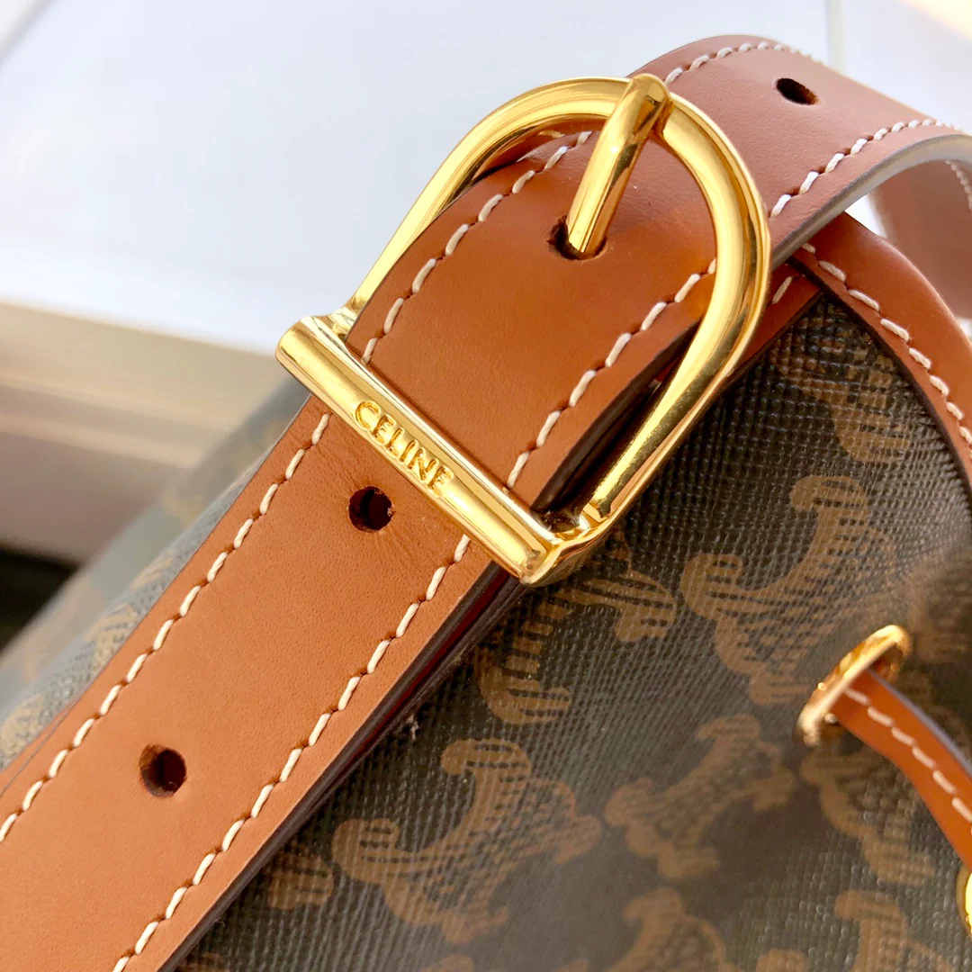 Маленькая холщовая сумка Celine Triomphe на завязках - желто-коричневая с монограммой.