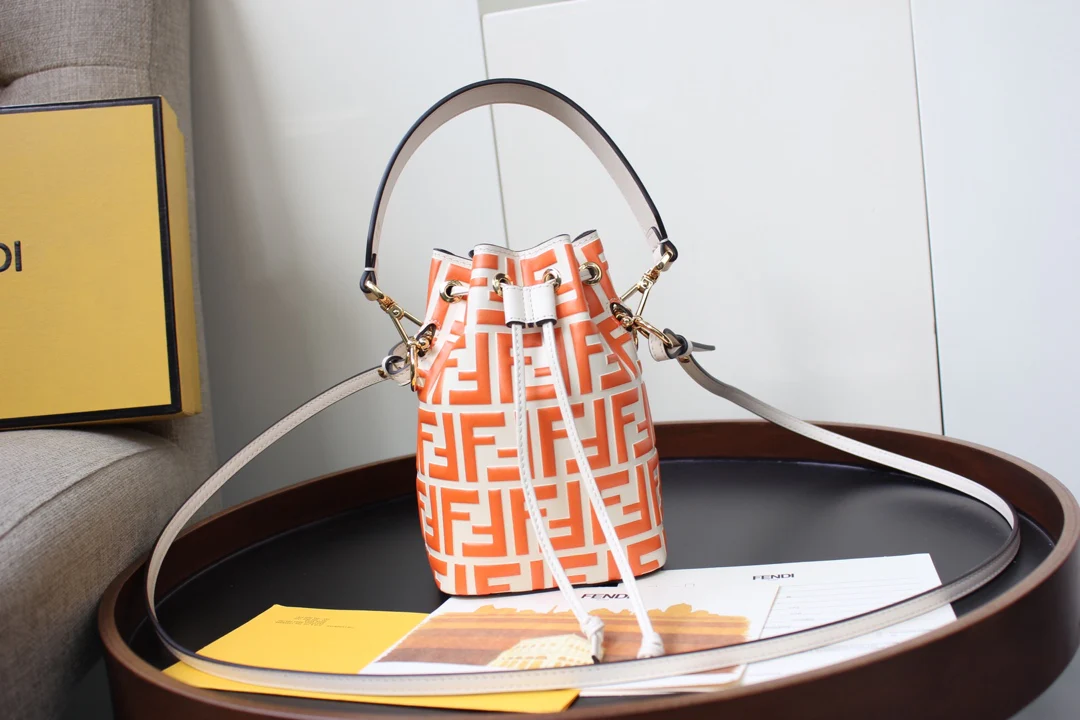 Миниатюрная кожаная сумка-ведро Fendi Montresor цвета слоновой кости