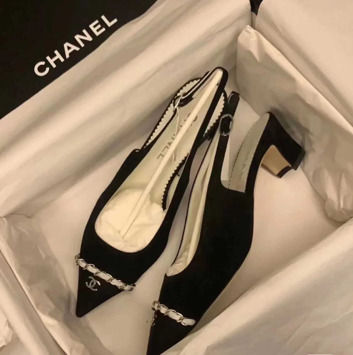 Новинка 2023 года от Chanel - туфли на низком каблуке с острым носком.