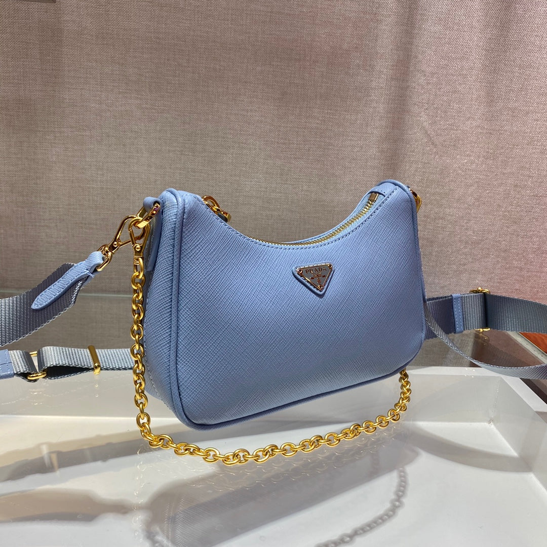 Мини-сумка-хобо Prada, синяя, с золотой цепочкой.