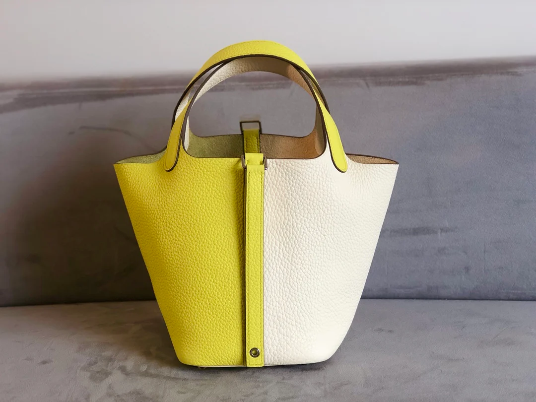 Часы Hermes Picotin 18-TC лимонно-желтого цвета с кремово-белой и серебряной пряжкой.