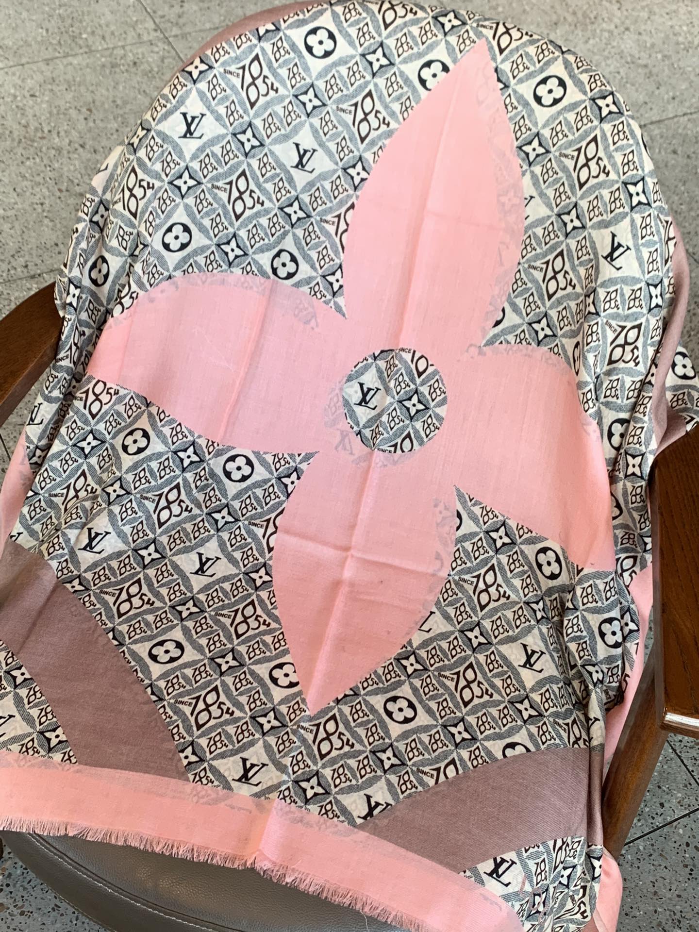 Шарф LV с принтом клевера - 110-200 см - кашемир 300 нитей.