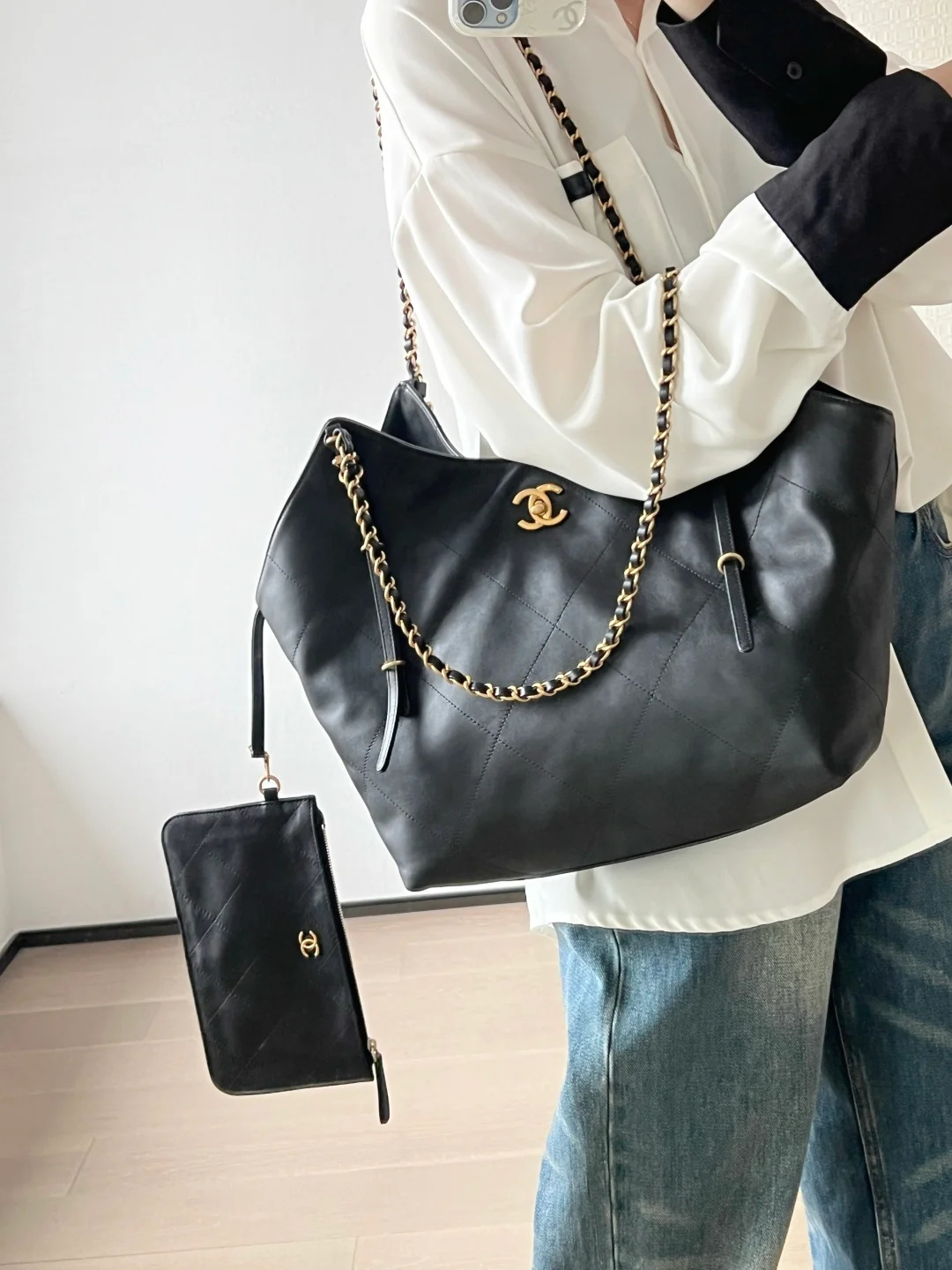 Маленькая черная сумка-тоут Chanel 25 с рукавами ?летучая мышь?.