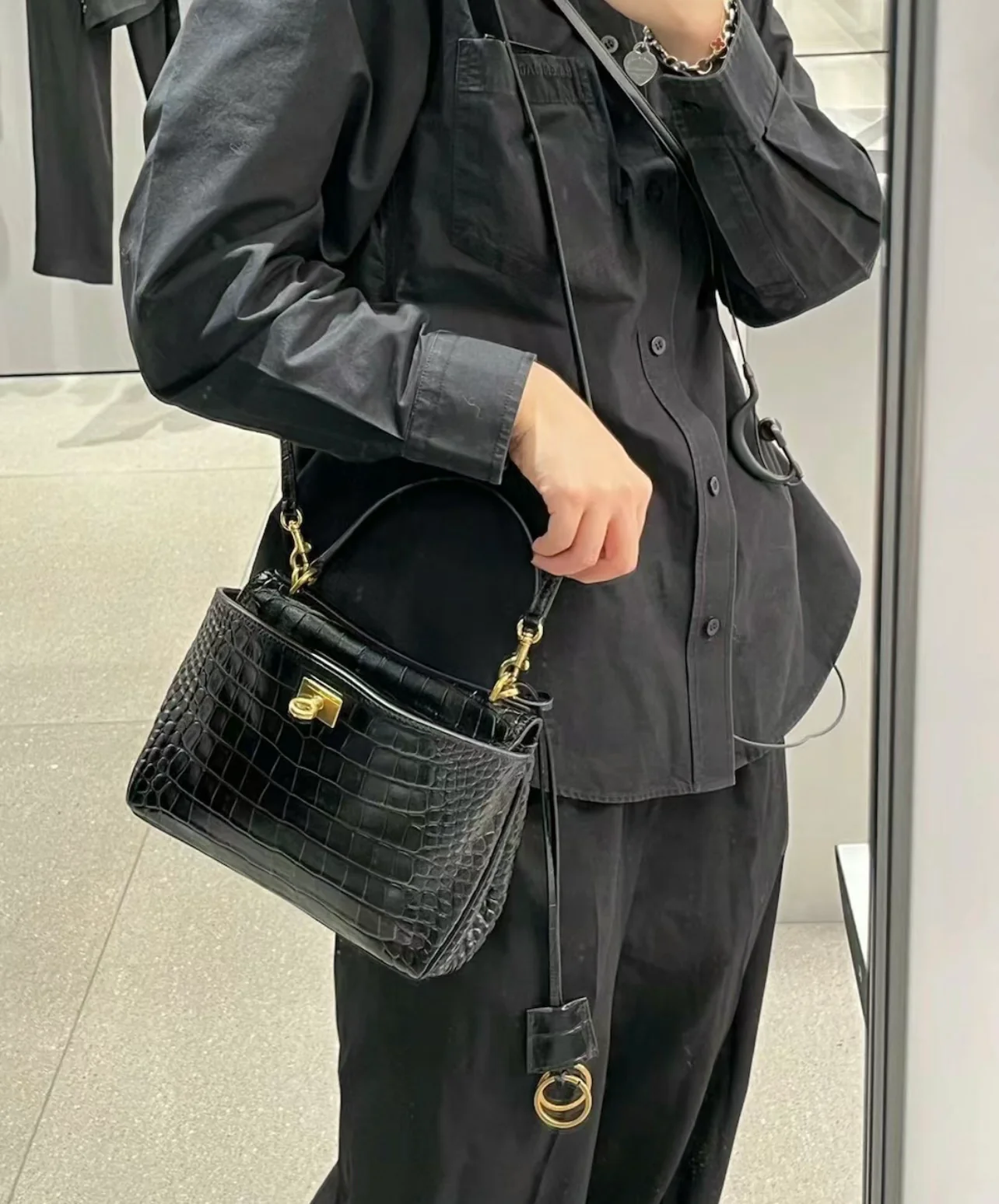 Сумка Balenciaga Rodeo, размер 28 (9 см), крокодиловая кожа, фурнитура черного и золотого цвета с серебряной застежкой.