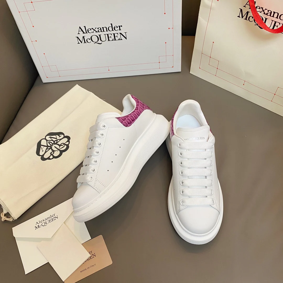 Белые кроссовки McQueen с фиолетовым тиснением под крокодиловую кожу.