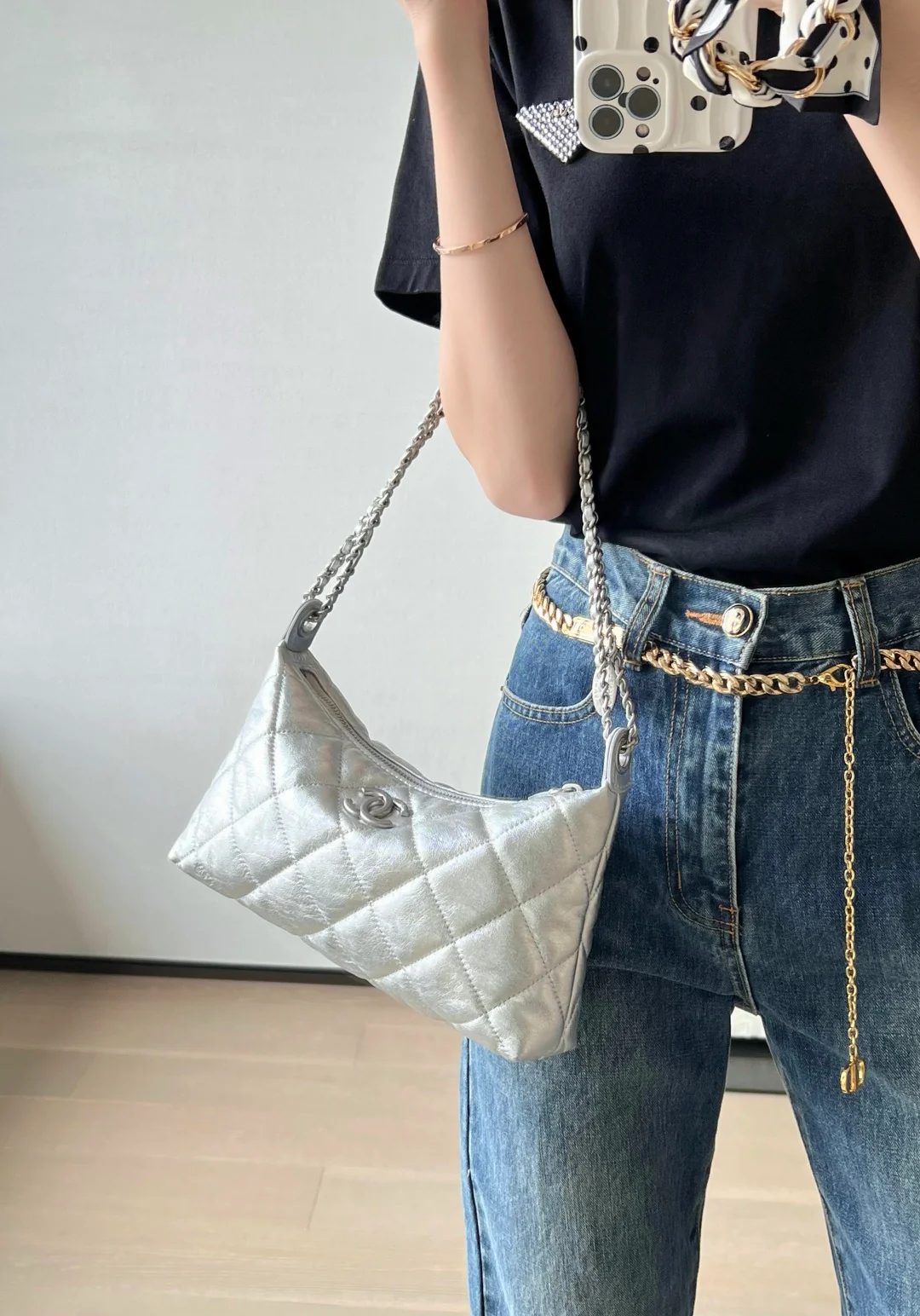 Сумка-пельмень Chanel с серебряной цепочкой для монет