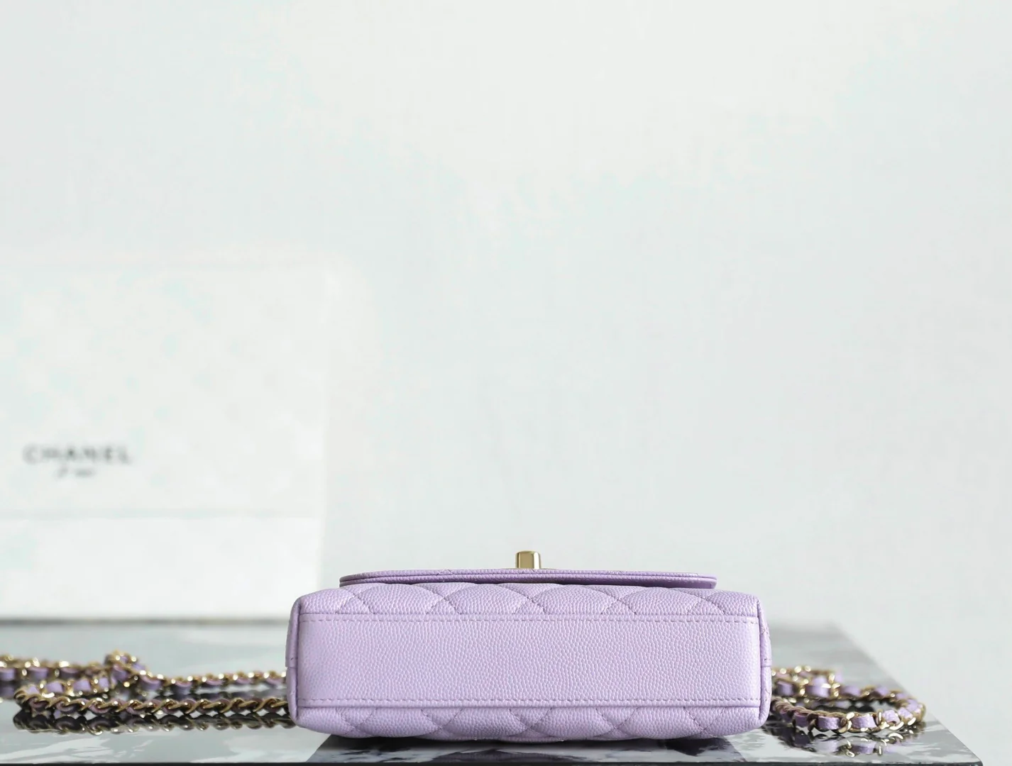 Chanel - Мини-сумочка с клапаном - светло-фиолетовая - фурнитура из светлого золота