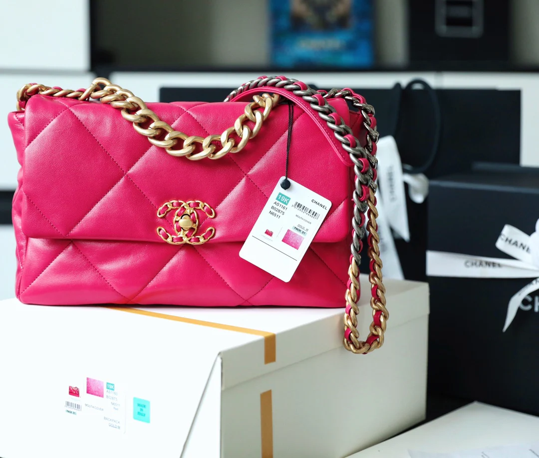 Сумка Chanel 19 — средний размер, персиково-розовый цвет.