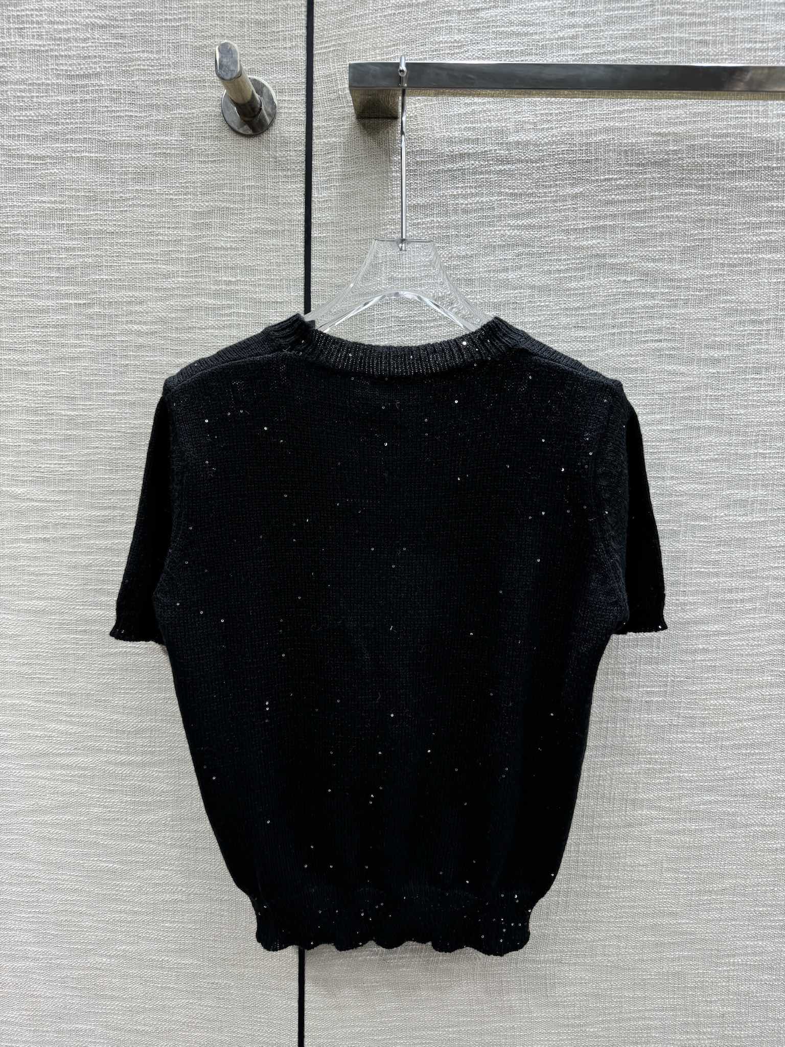 Футболка Chanel 2403 с вышитым бантом, трикотажная, с короткими рукавами, черная.