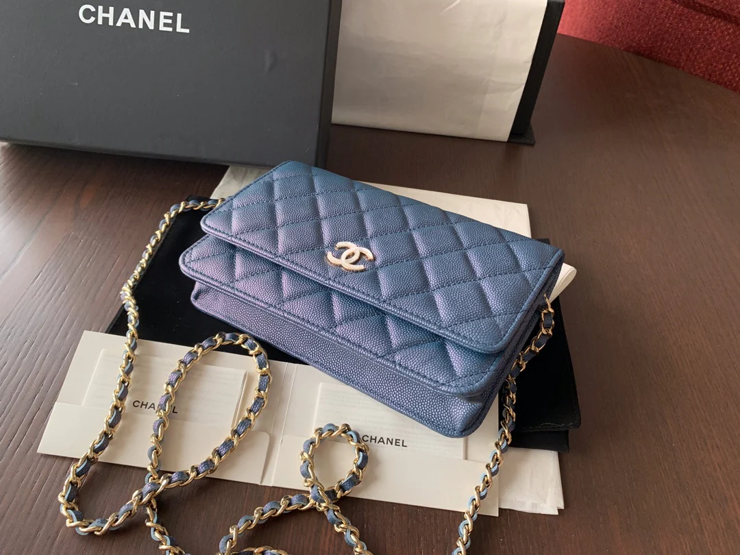 Пряжка Chanel WOC из телячьей кожи с эмалированным узором и жемчужным шариком - 1 шт.