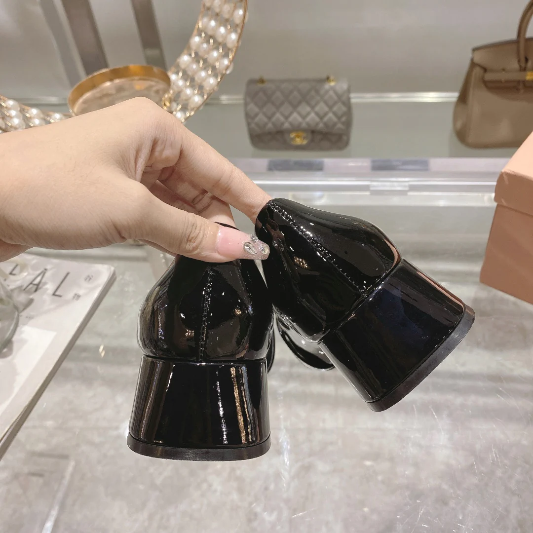 Новинка сезона осень/зима 2022 от Miu Miu - Туфли на низком каблуке с квадратным носком - Черные