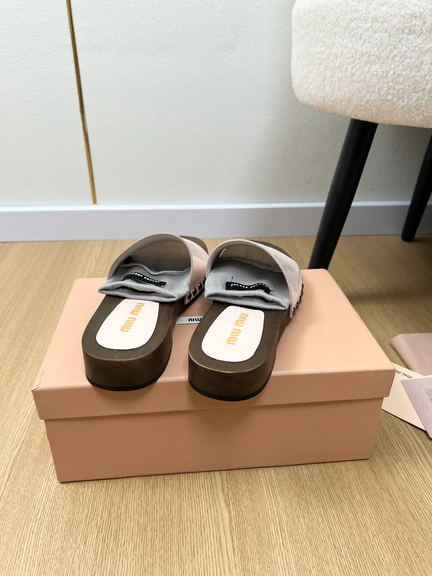 Деревянные тапочки Miu Miu 2024 - белые