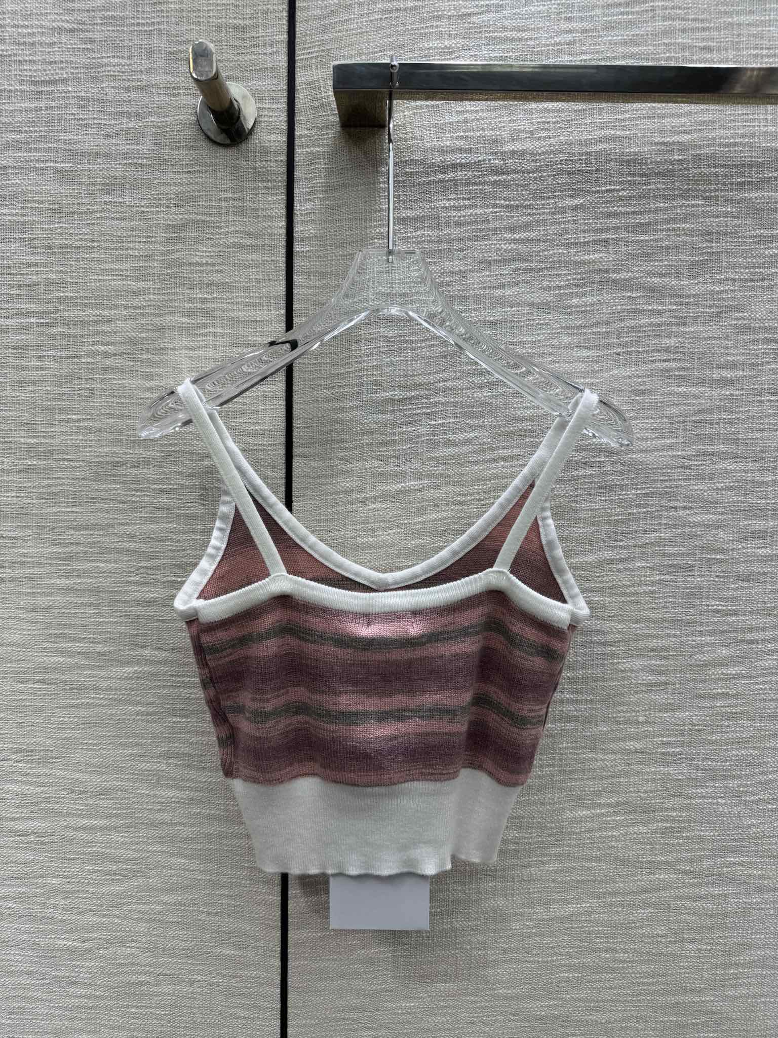 Chanel 2403 - Вязаная майка с V-образным вырезом и полосатым узором в стиле колор-блок