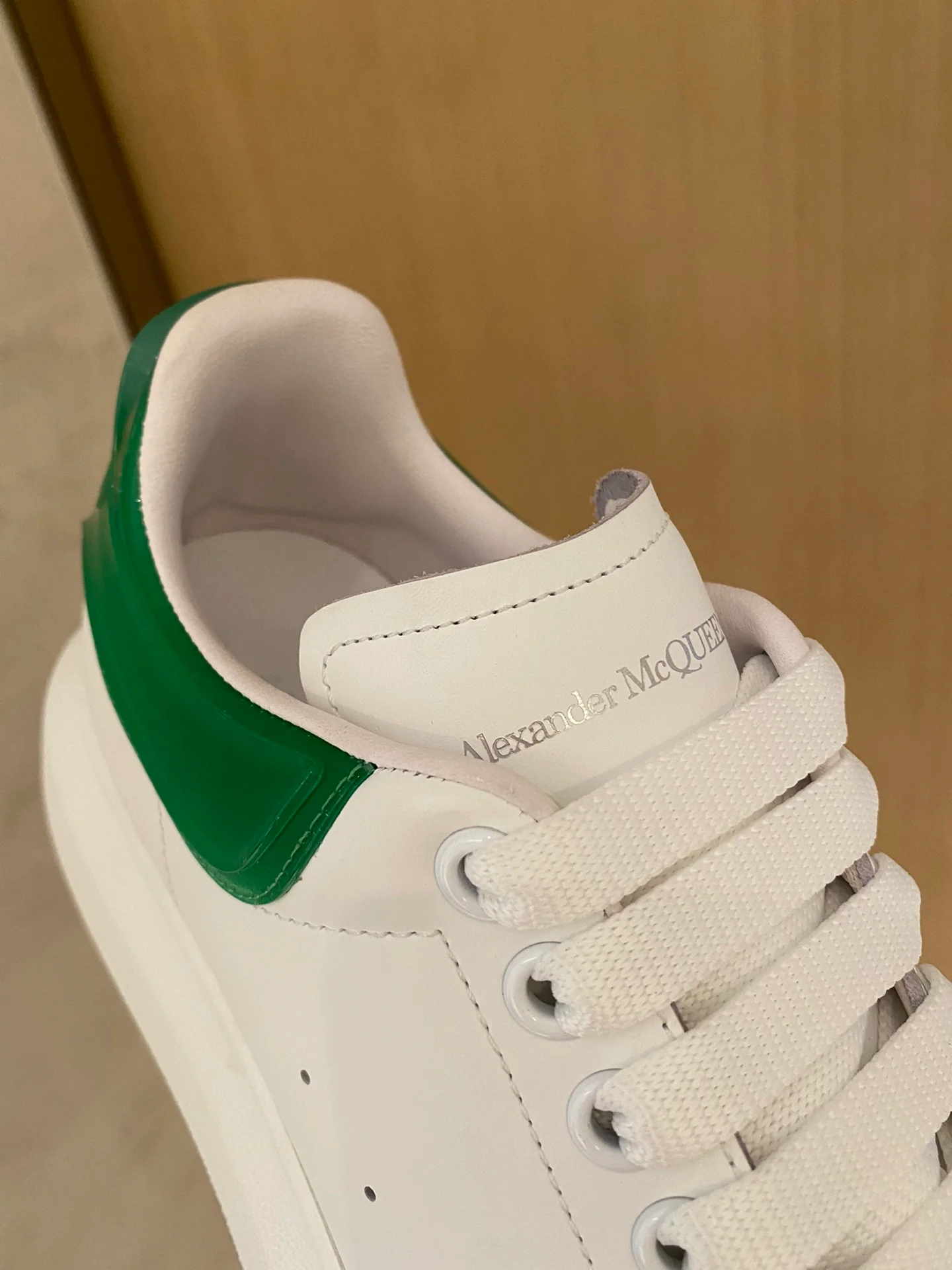 Классические белые кроссовки McQueen - на каблуке-резинке - зеленые