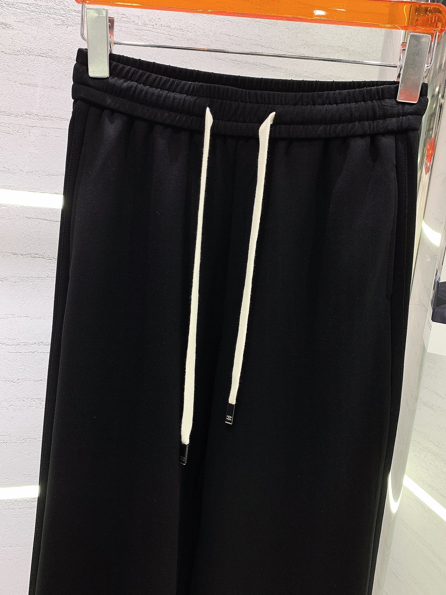 Celine-2403 - Новые широкие брюки с полосатой отделкой и этикеткой.