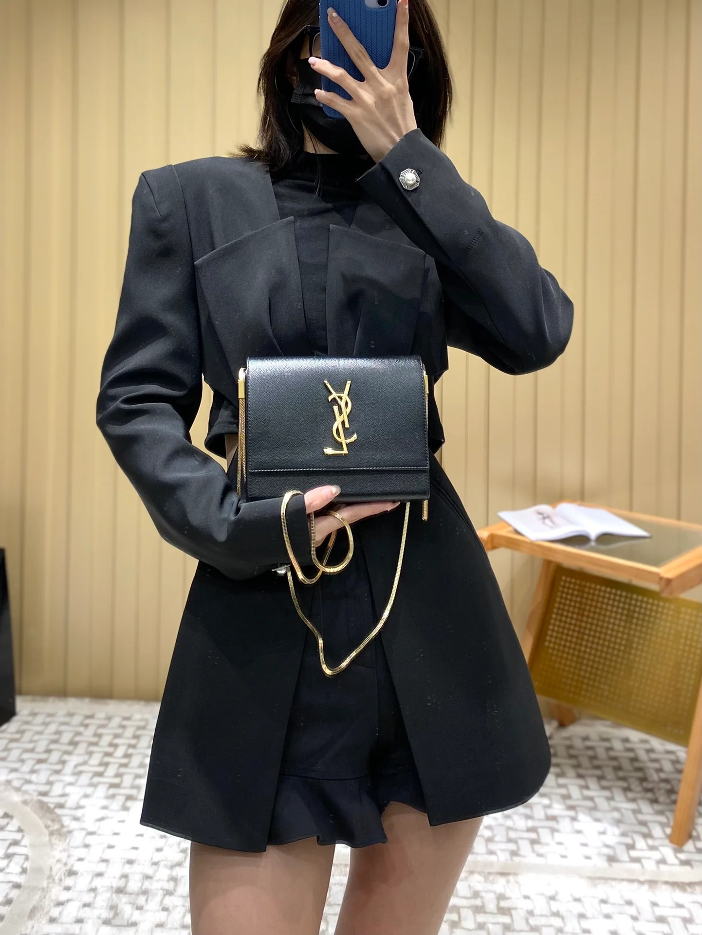 Сумка YSL Kate Box Bag - черная - на фото.