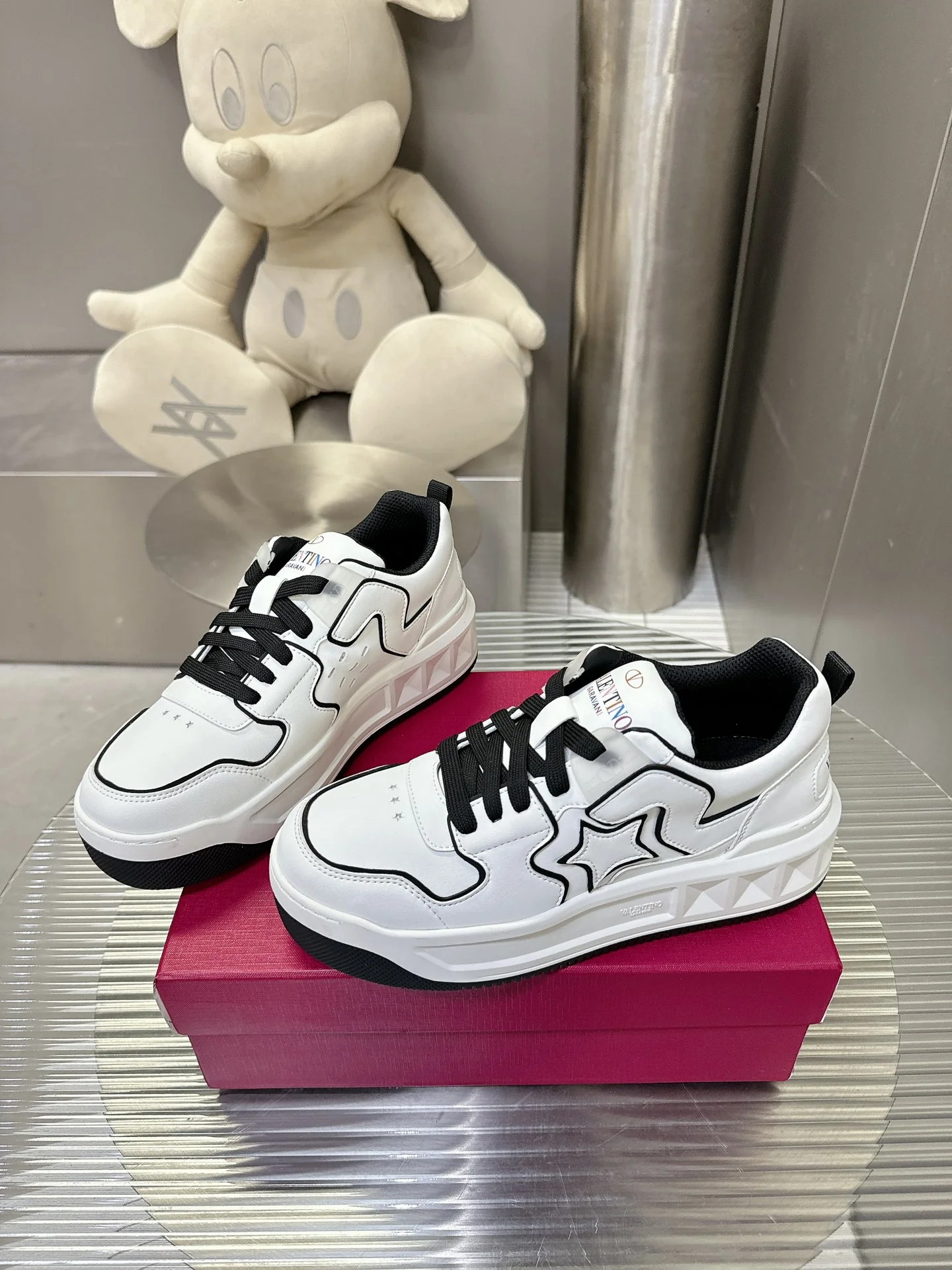 Низкие кроссовки Valentino 2024 — черные