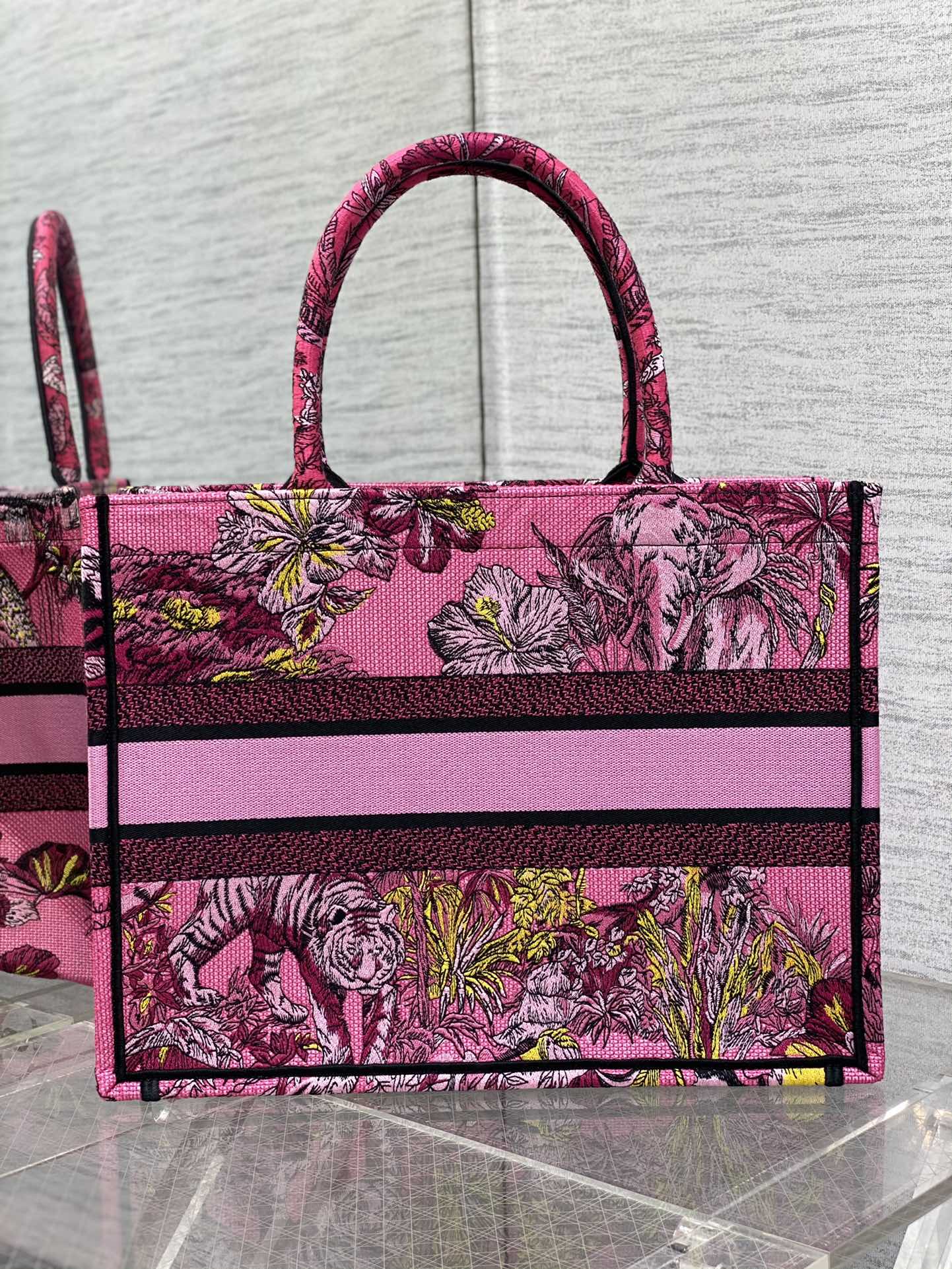 Сумка Dior Book Tote из коллекции Весна/Лето 2023 — Цвет Zoo Pink — Средний размер
