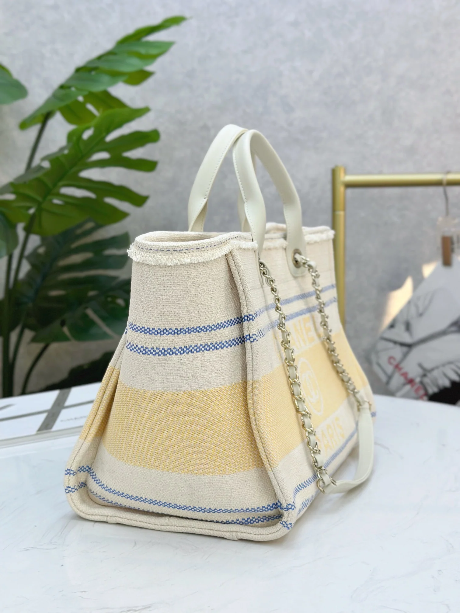 Пляжная сумка Chanel 25c, косметичка, ярко-желтая.