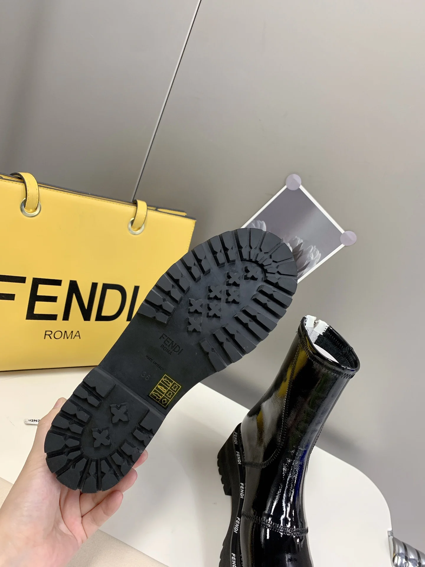 Лакированные сапоги Fendi до середины икры