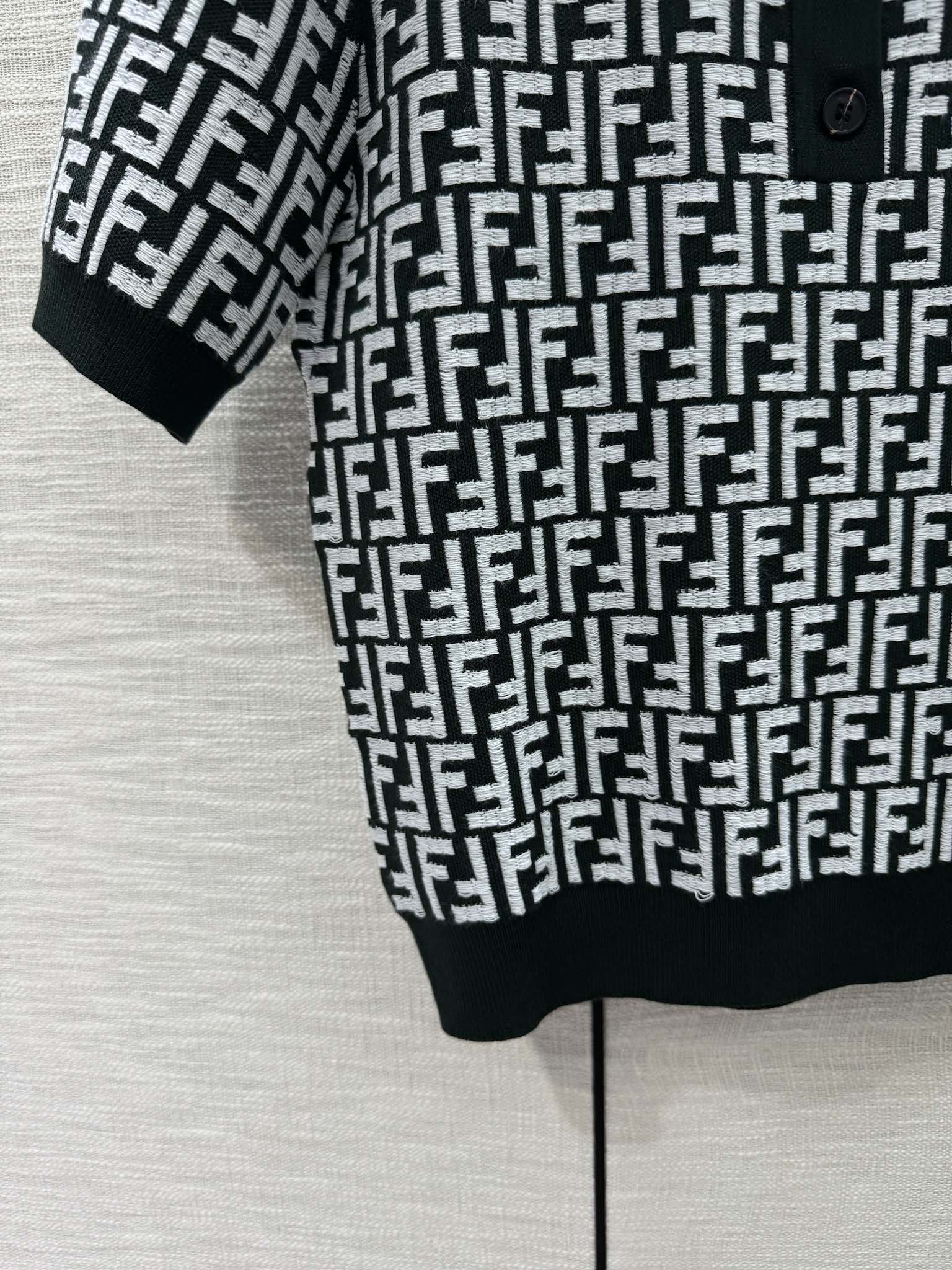 Fendi-2403 - Трикотажная футболка с коротким рукавом и воротником-поло с монограммой