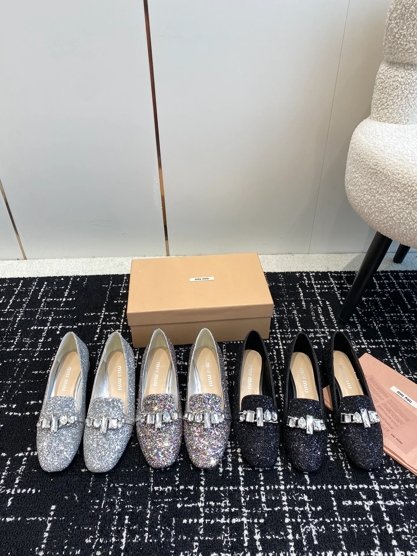 Новинка сезона осень/зима 2023 от Miu Miu - Туфли Мэри Джейн со стразами - Черные