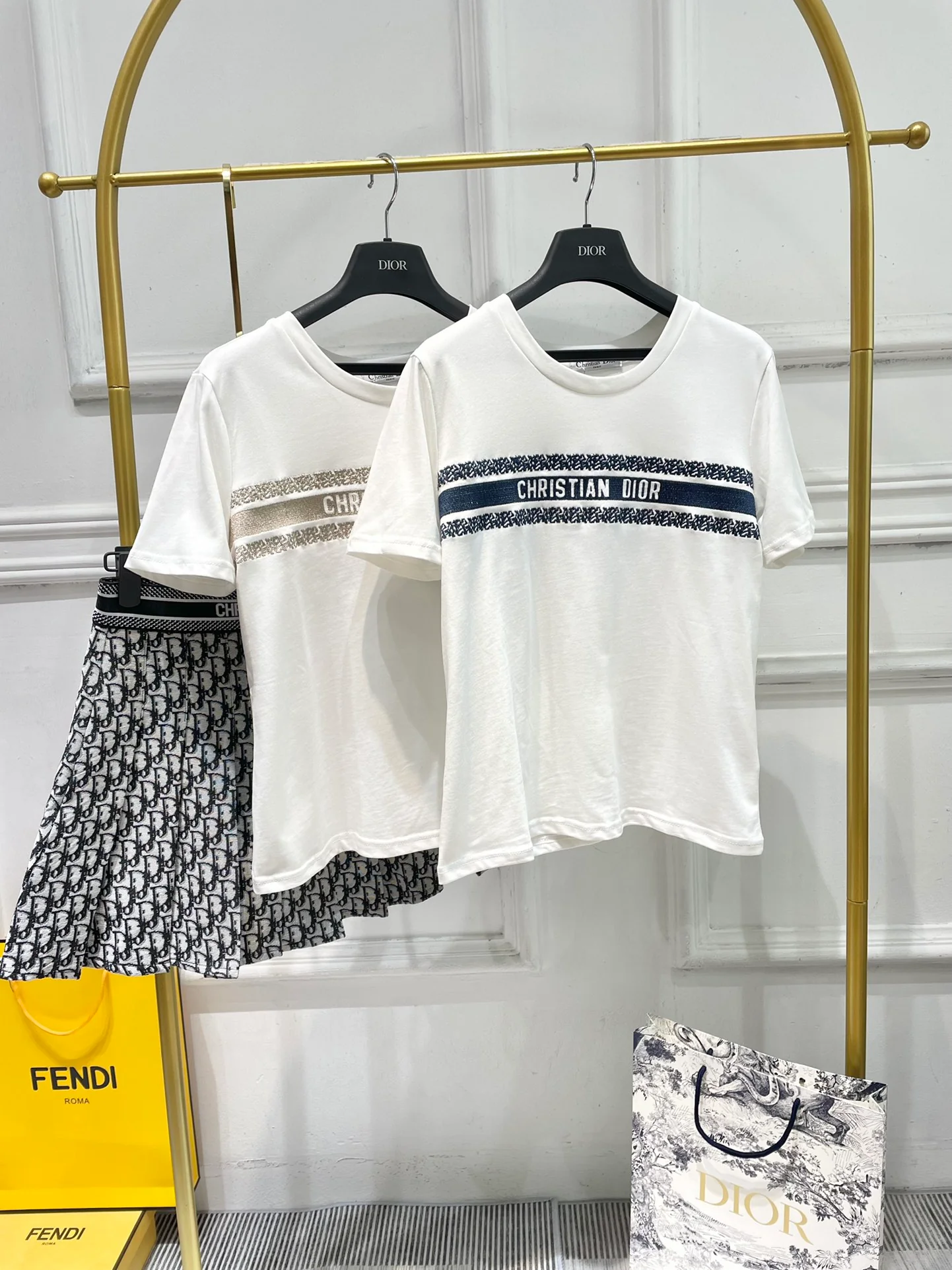 Футболка Dior 2403 с вышитыми короткими рукавами и круглым вырезом - черная