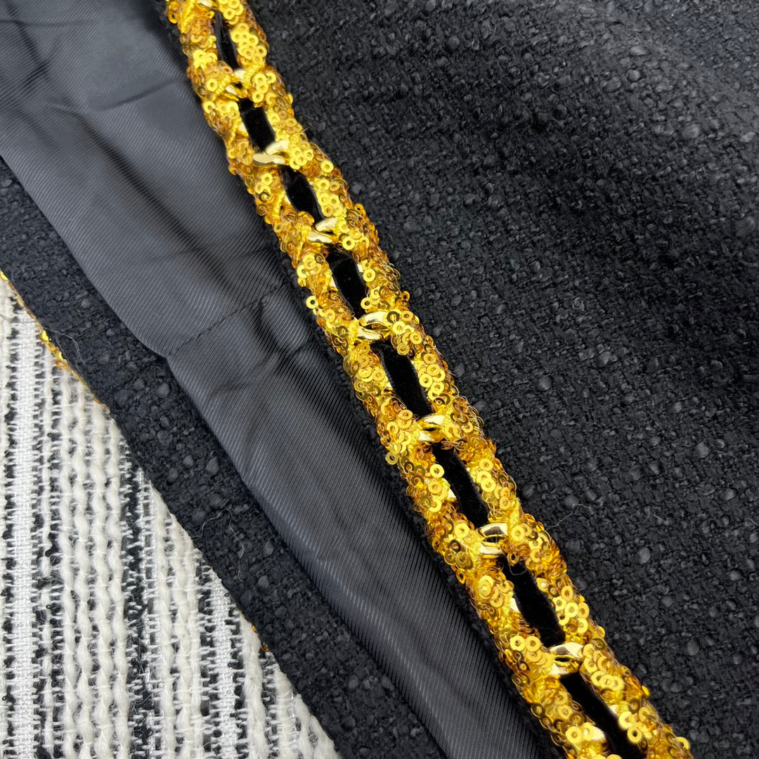 Miu Miu - 2404 - 2024 Ранняя весна. Новое платье-жилет из твида с цепочным дизайном.