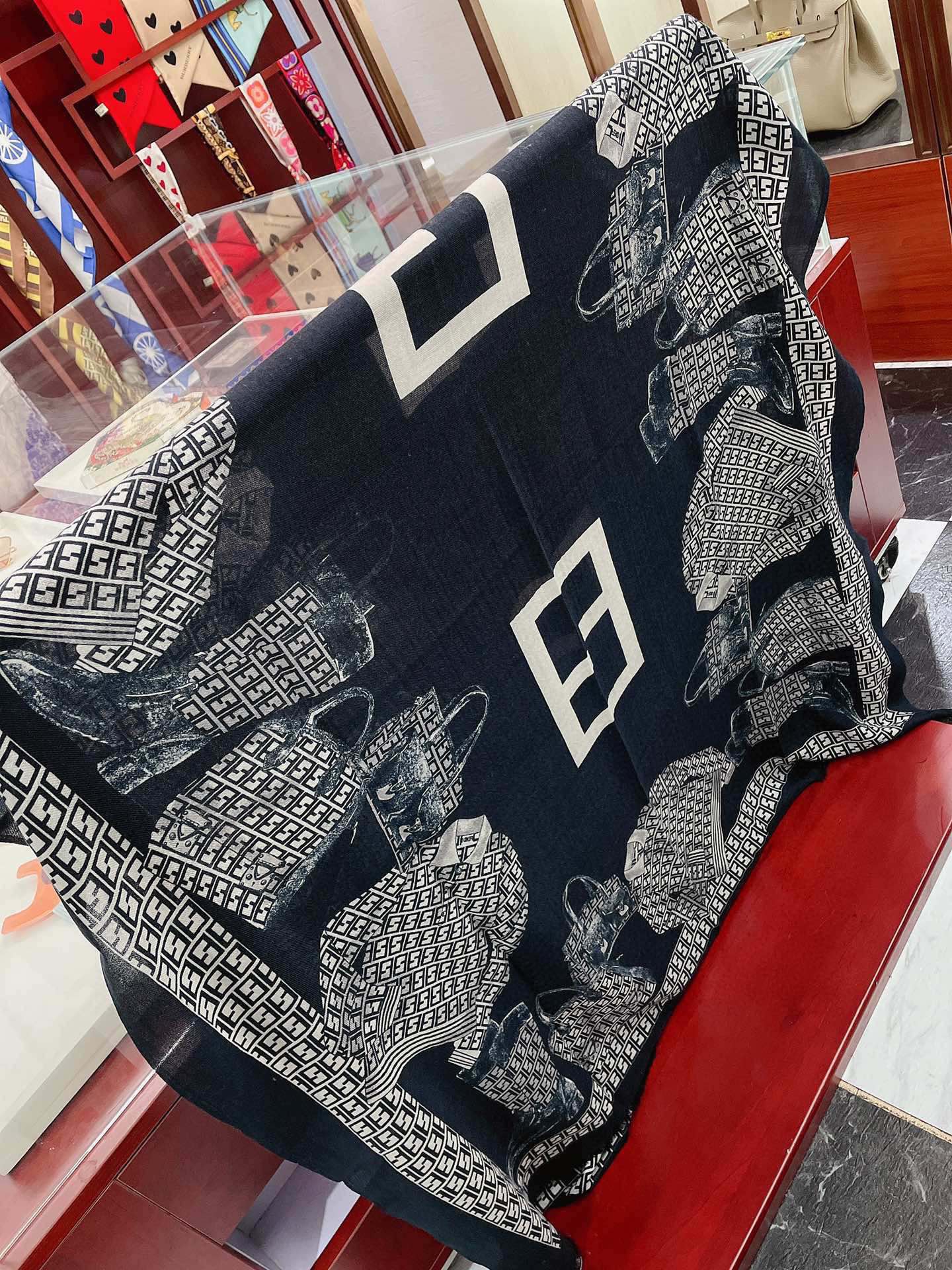 Кашемировый шарф Fendi - большой квадратный шарф