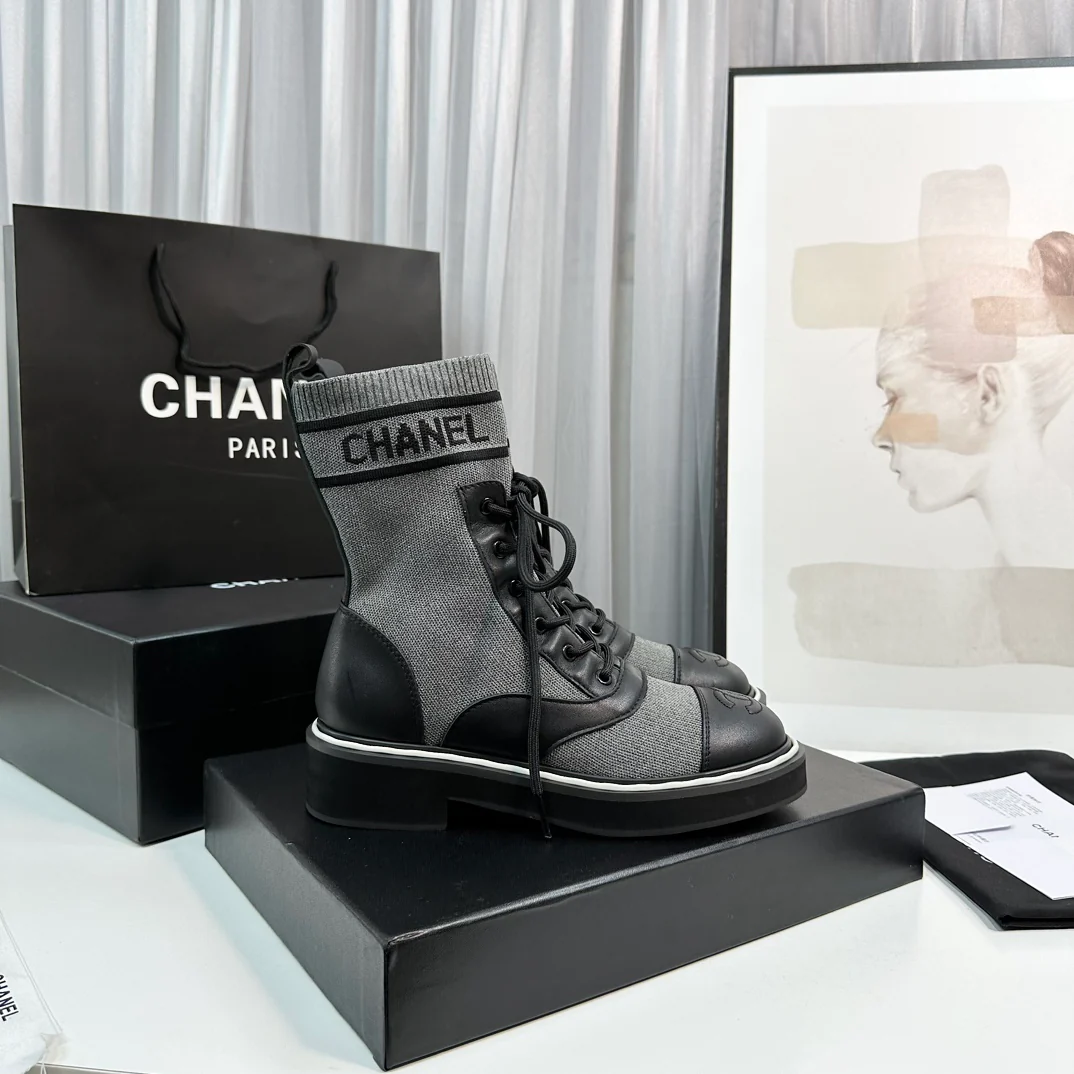 Новинка сезона осень/зима 2023 от Chanel - Ботильоны-носки - Серые