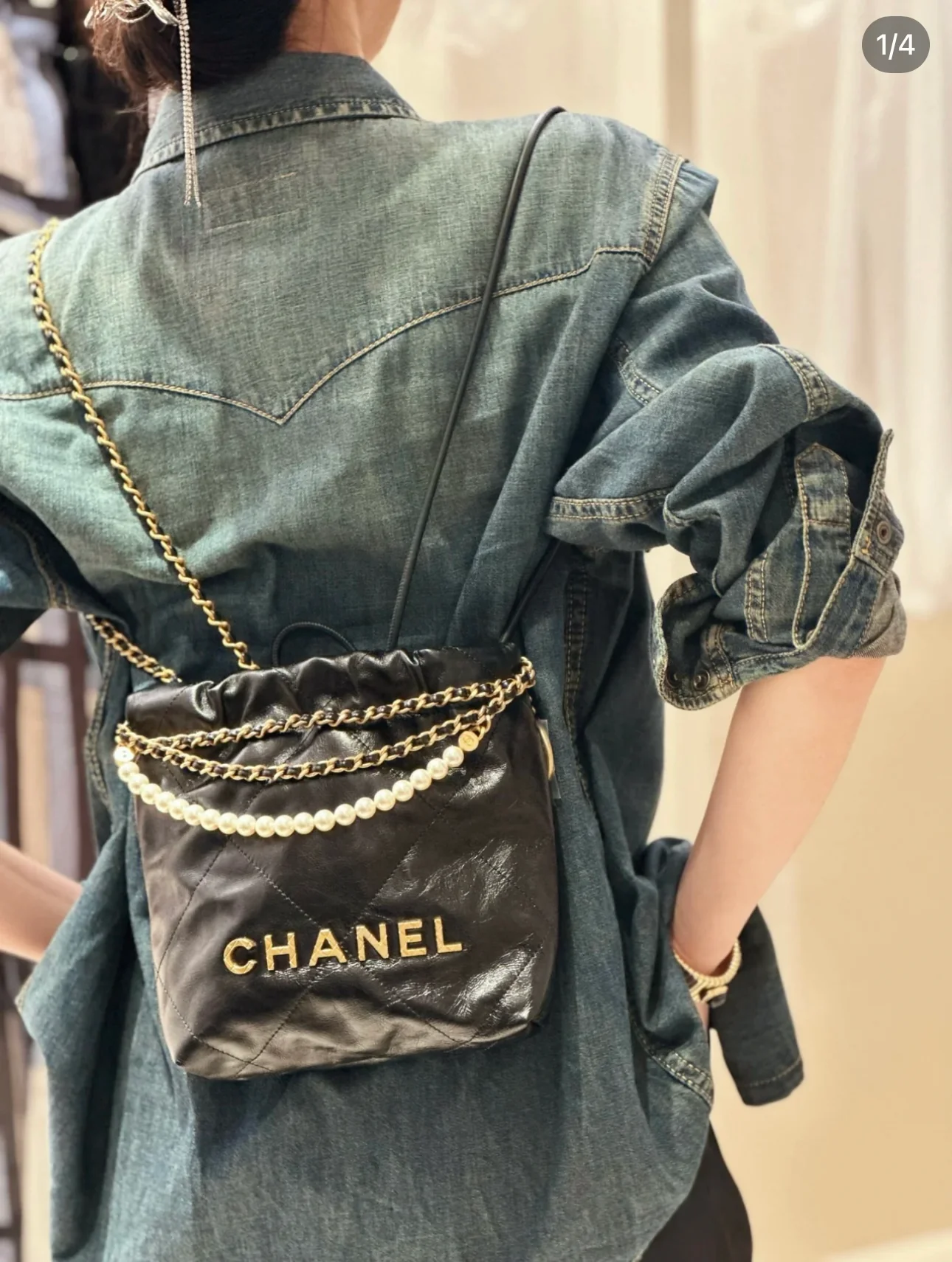 Новинка сезона весна/лето 2023 от Chanel - сумка 22 - мини - черный жемчуг - Фотографии в действии - 1