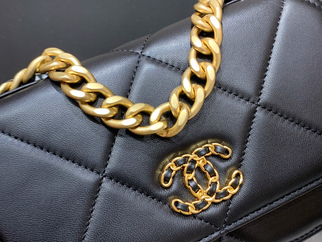 Сумка-клатч/кроссбоди Chanel Classic Logo Quilted WOC 2019 года, черная.