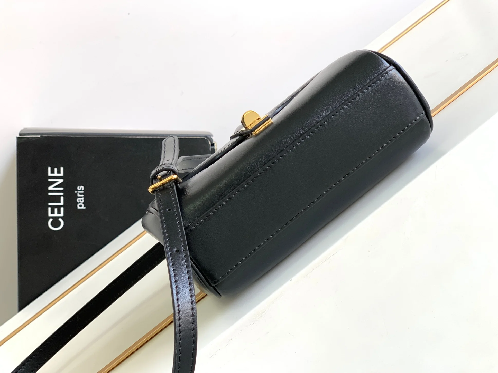 Новинка весны 2023 года от Celine - Миниатюрная сумка из мягкой зернистой телячьей кожи (16%) - Черная