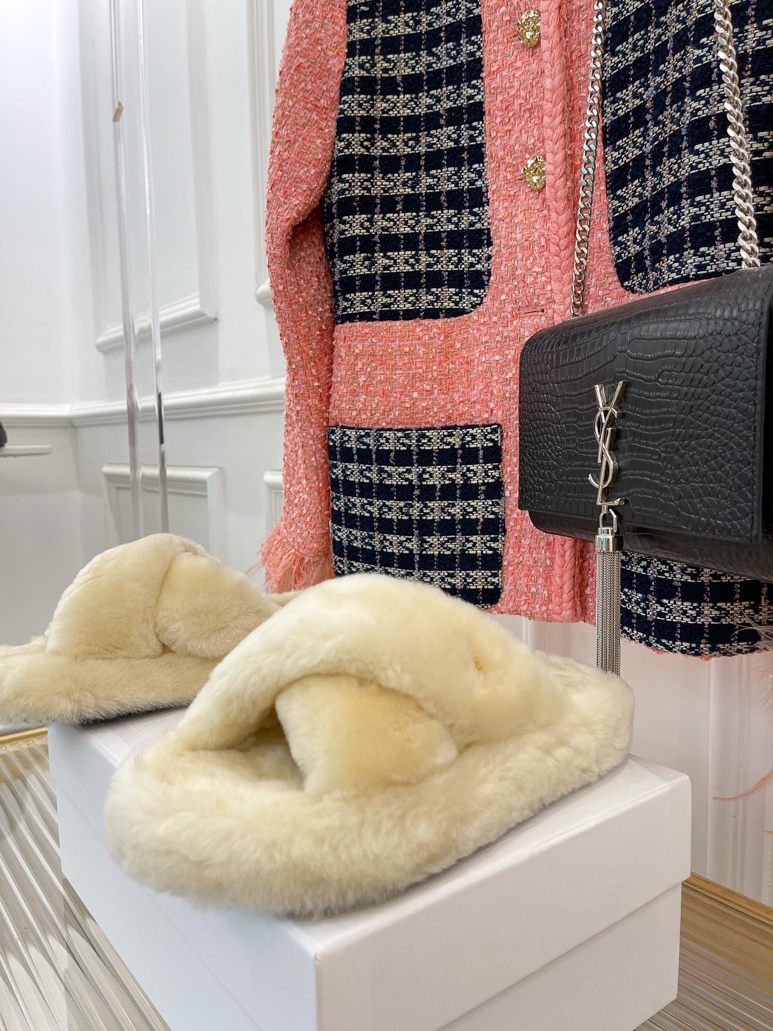 Коллекция Celine Осень/Зима 2022 - Шерстяные тапочки с перекрестным кроем