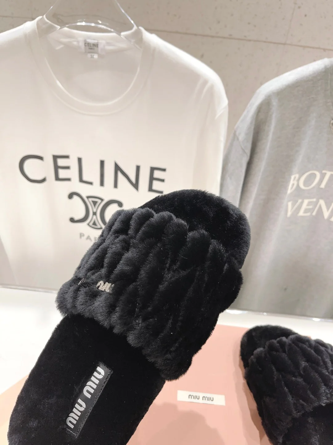 Новинка начала осени 2023 года от Miu Miu - Шелковые вышитые меховые тапочки - Полностью меховые, черные