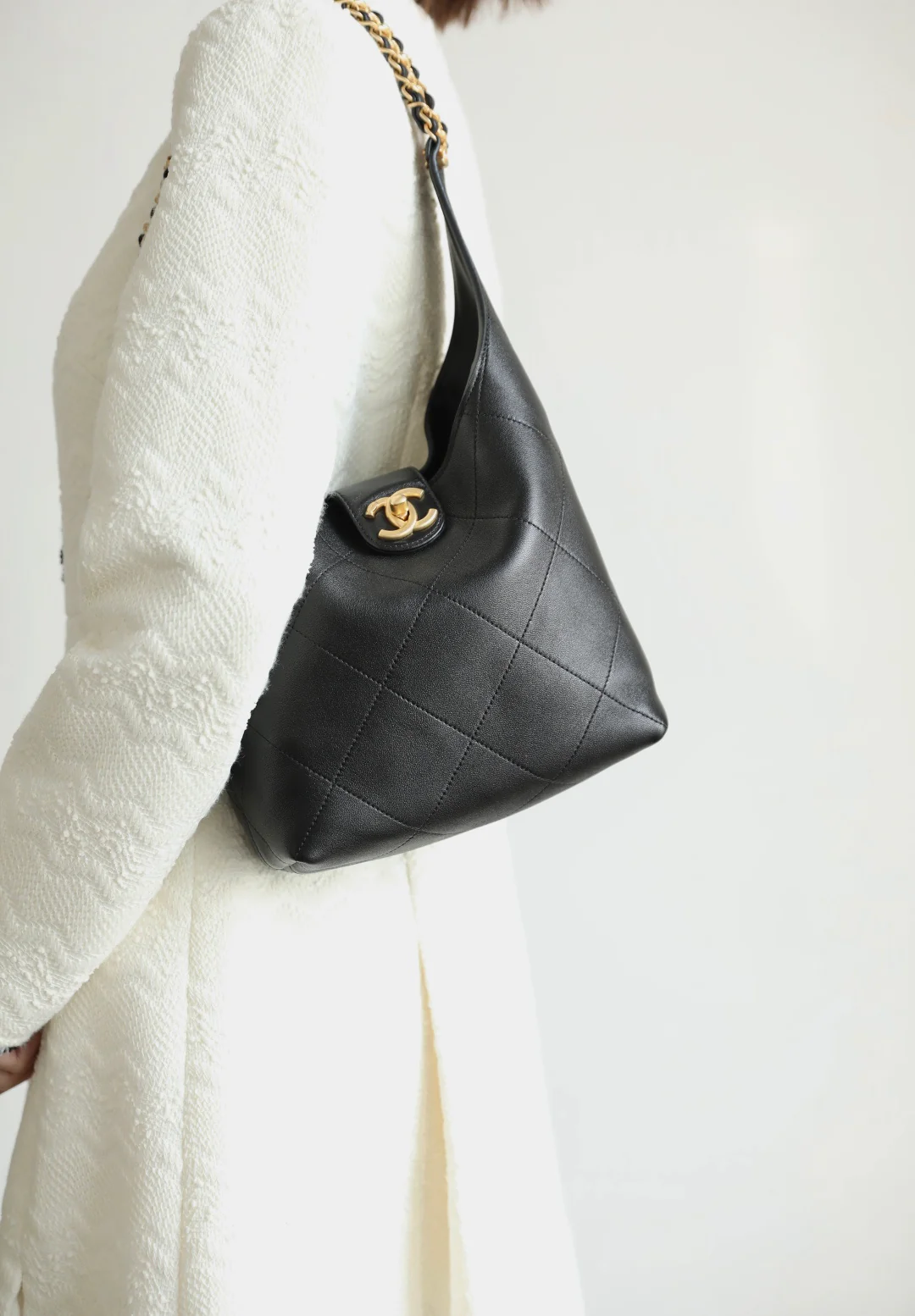 Маленькая черная сумка-хобо Chanel Hobo Hobby Bag - 25 пенсов.