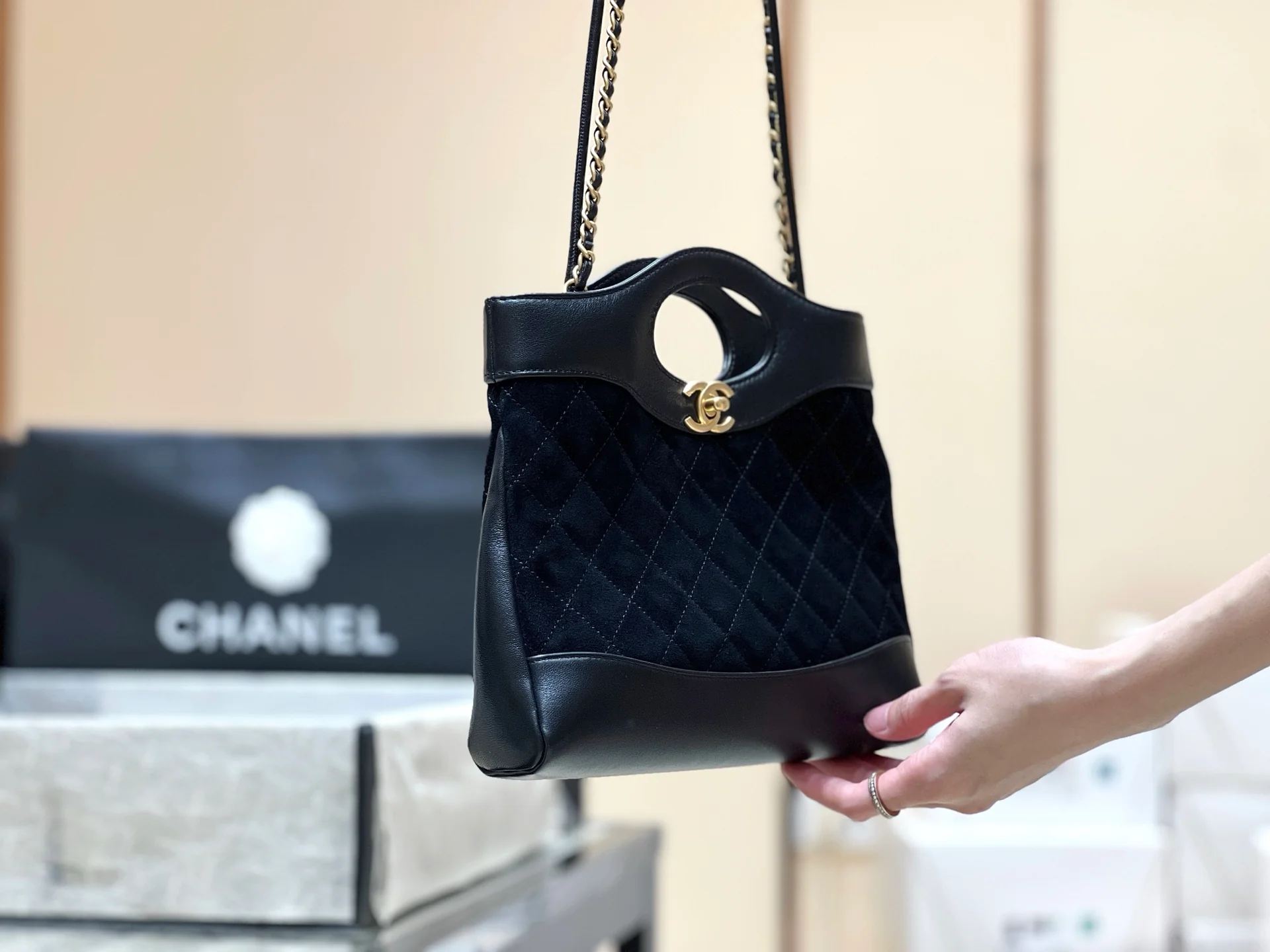 Мини-сумка Chanel 25p 31 из замши, черная