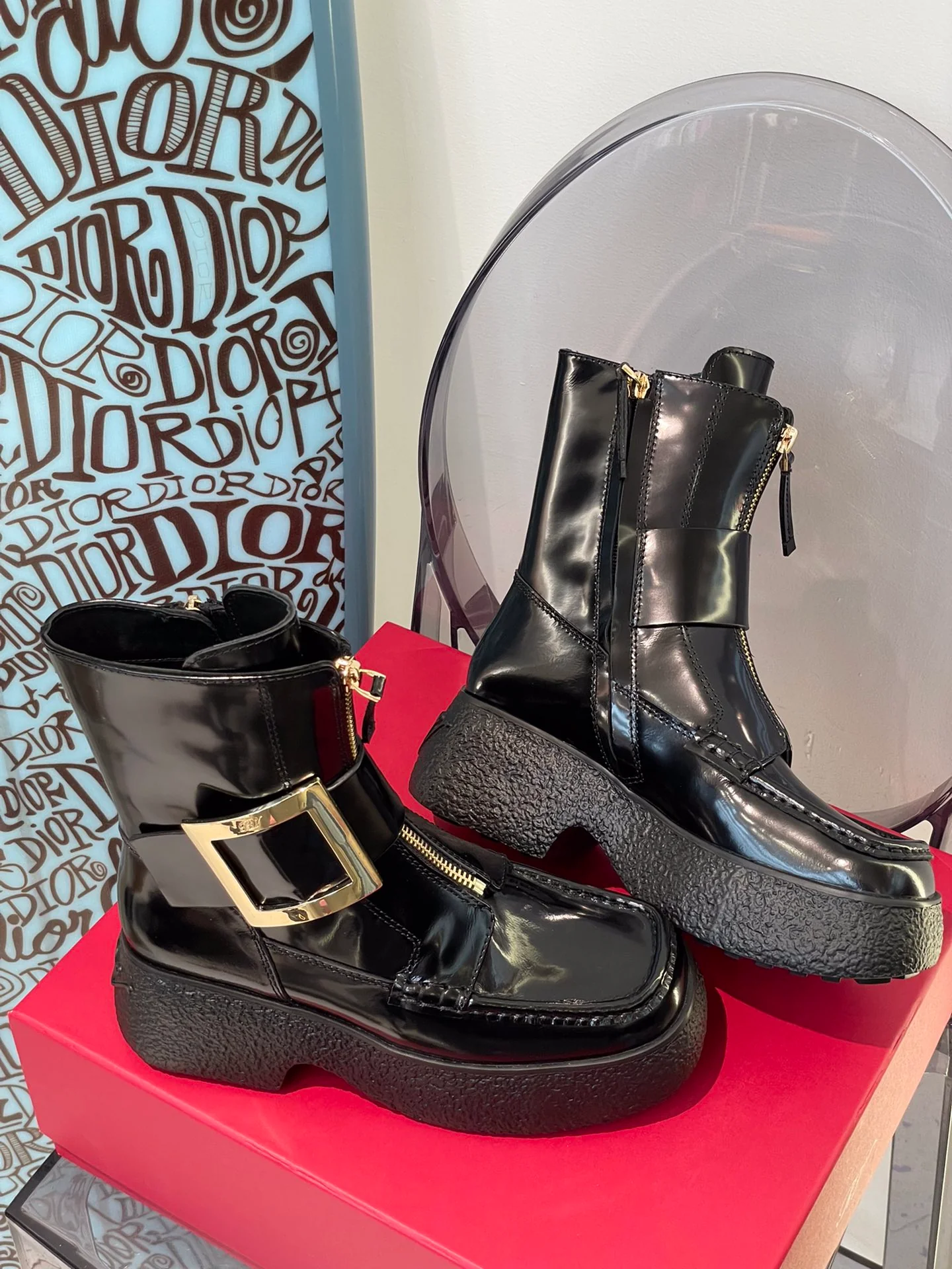 Кожаные ботинки на толстой подошве с застежкой-молнией и металлическими пряжками.