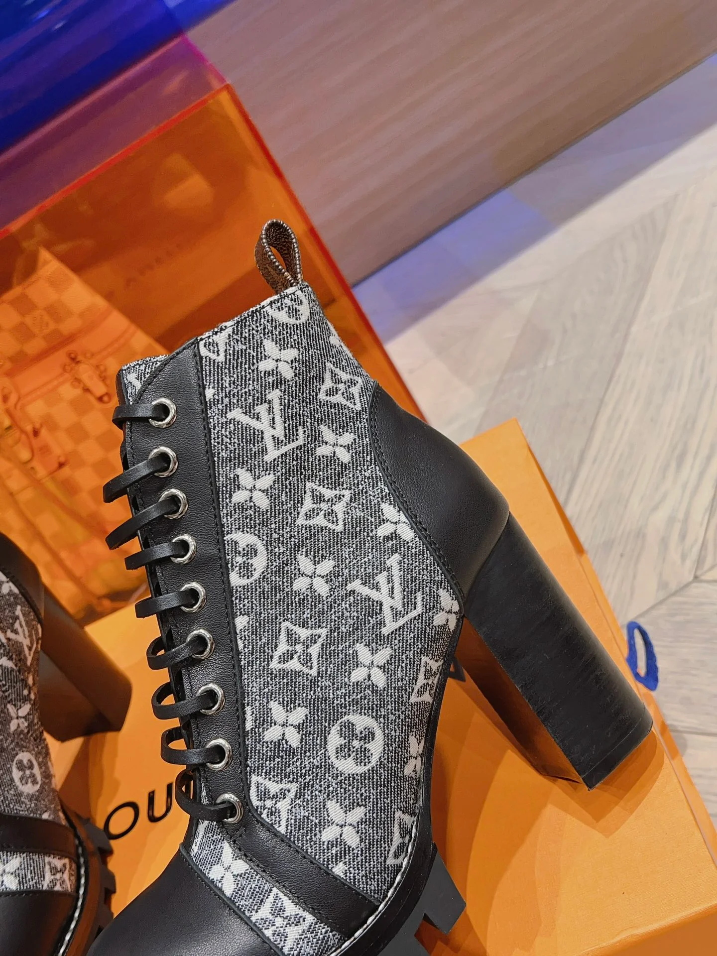 LV - Новинка сезона осень/зима 2023 - Ботильоны на высоком каблуке - Узор ?монограмма? - Модель 2-1