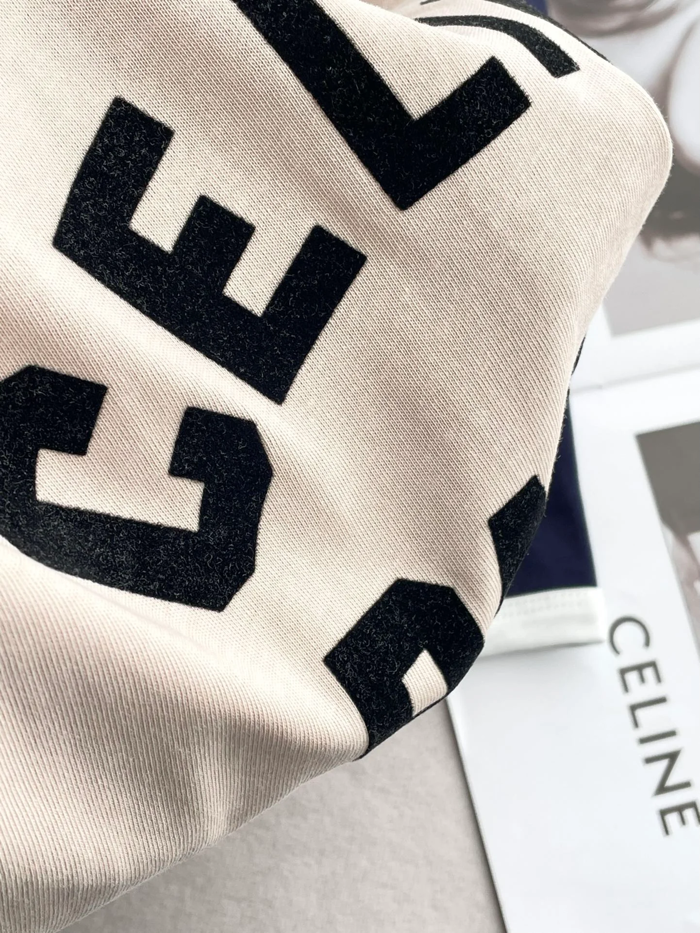 Celine-2404 Хлопковая футболка с коротким рукавом и бархатным покрытием - светло-коричневая