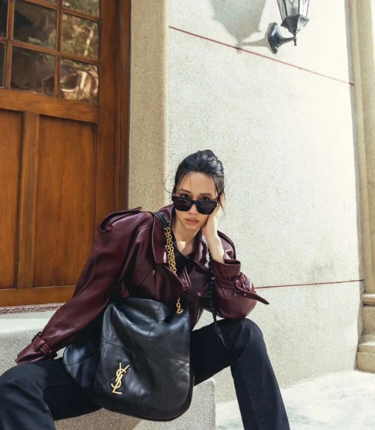 Сумка YSL из кожи ягненка наппа с двумя цепочками — в стиле Джейми — фотографии в одежде.