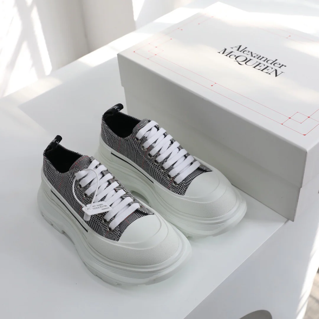 Ковшеобразные туфли на платформе от McQueen, унисекс, в клетку в стиле преппи.