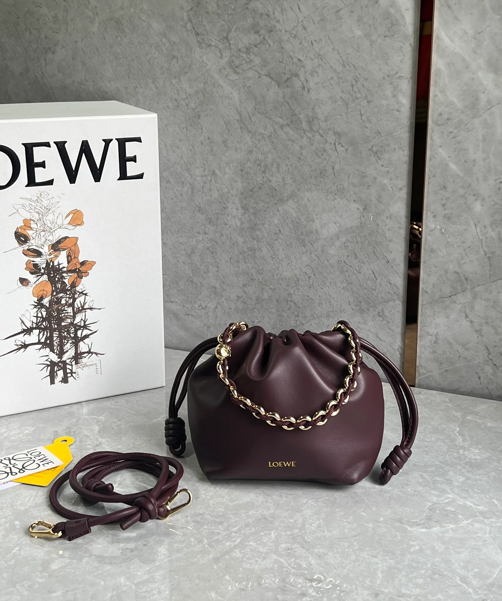 Сумка Loewe Flamenco из овечьей кожи с цепочкой, винно-красная, маленькая.