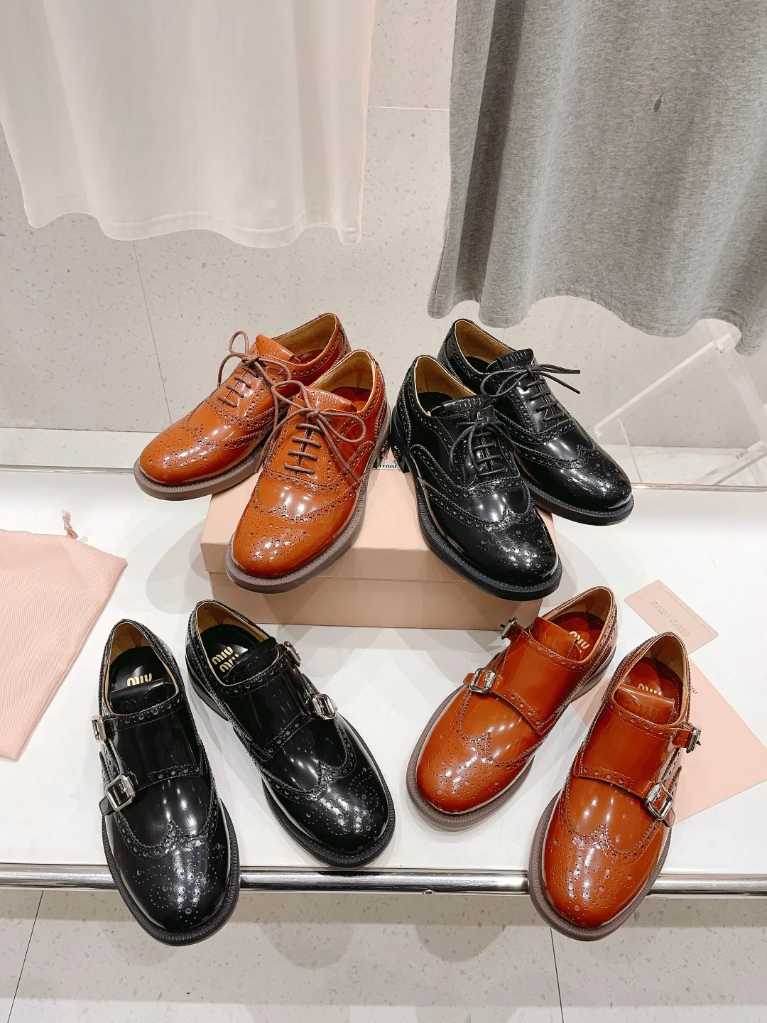 Коллекция Miu Miu весна/лето 2023 — Туфли-броги — Черные