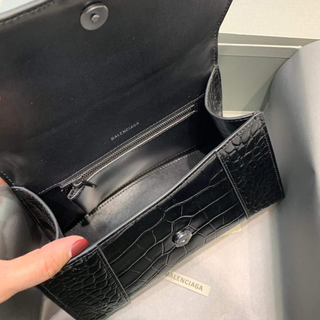 Сумка Balenciaga Hourglass - черная с пряжкой из крокодиловой кожи
