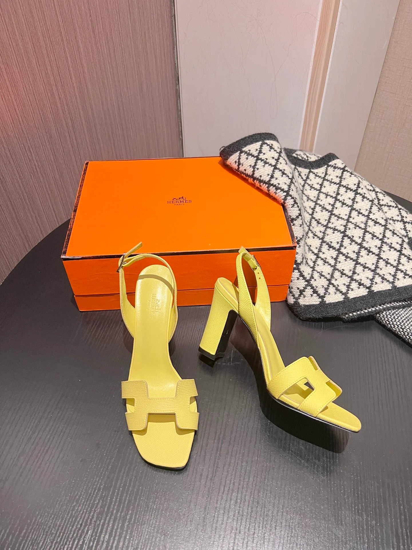 Босоножки на высоком каблуке Hermes - желтые