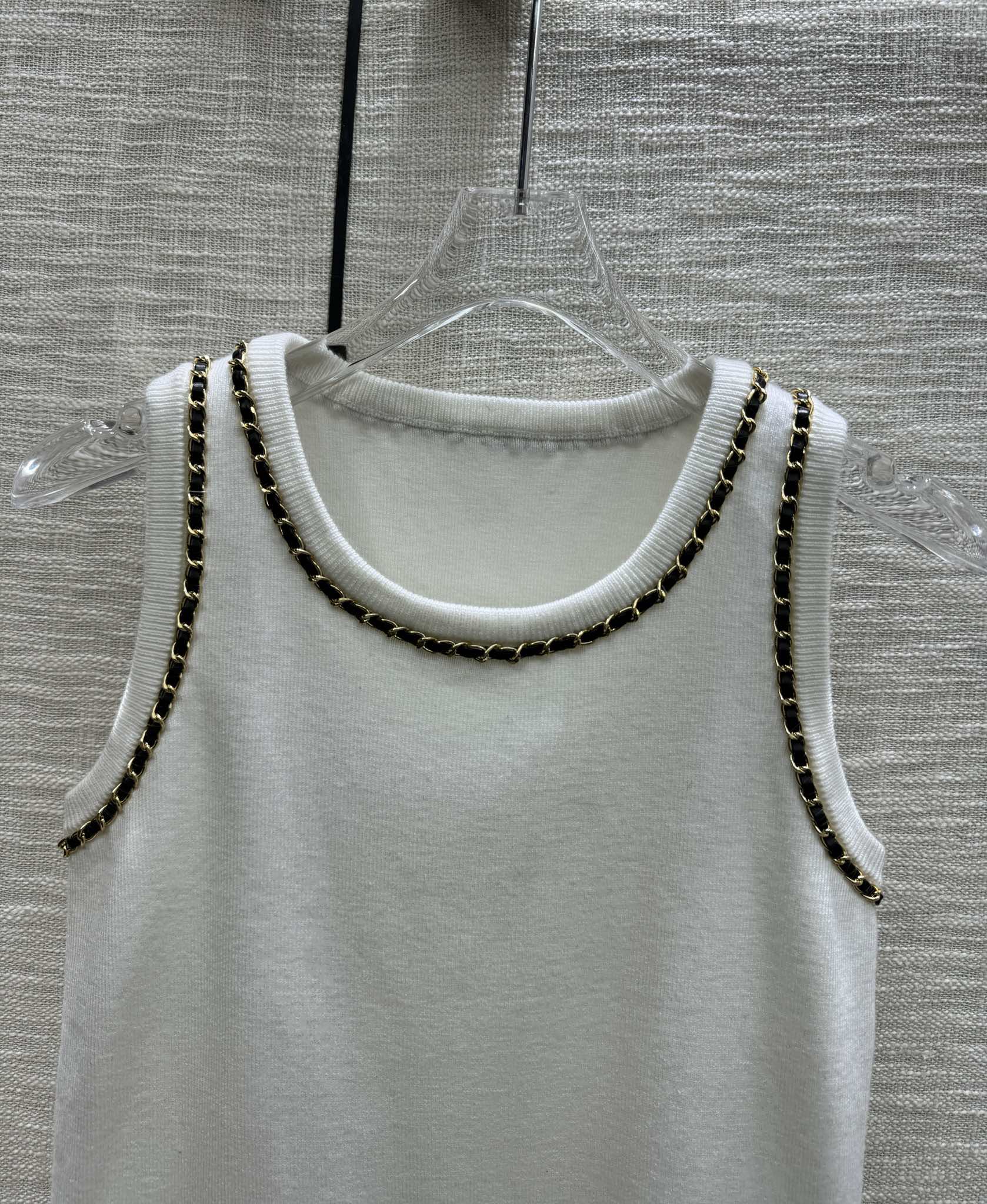 Жилет Chanel 2403 ручной вязки с цепочками - белый