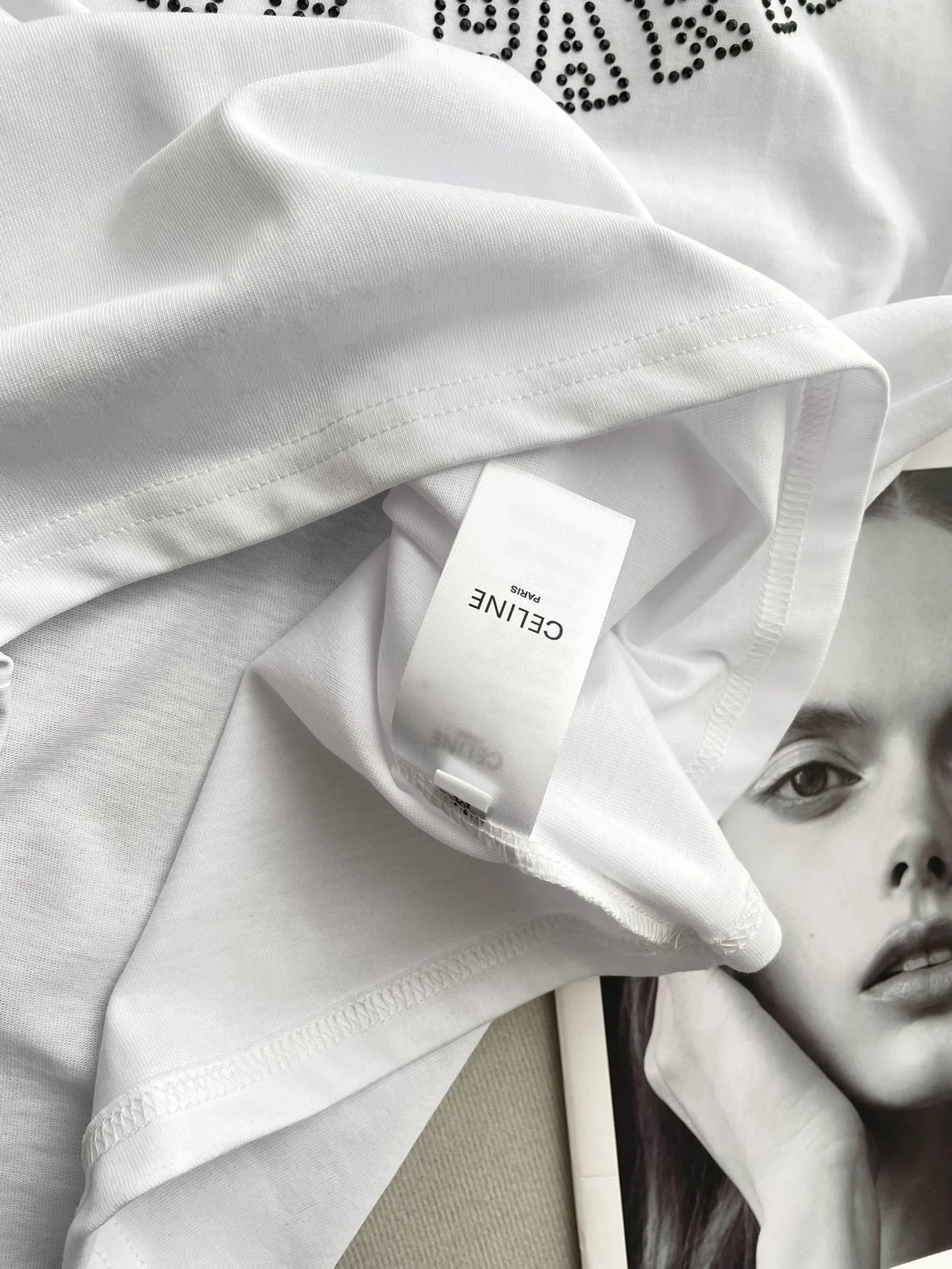 Футболка Celine 2403 с коротким рукавом и стразами - белая